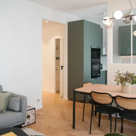 Charming 52 M Renovated Close To Montmartre Apartment